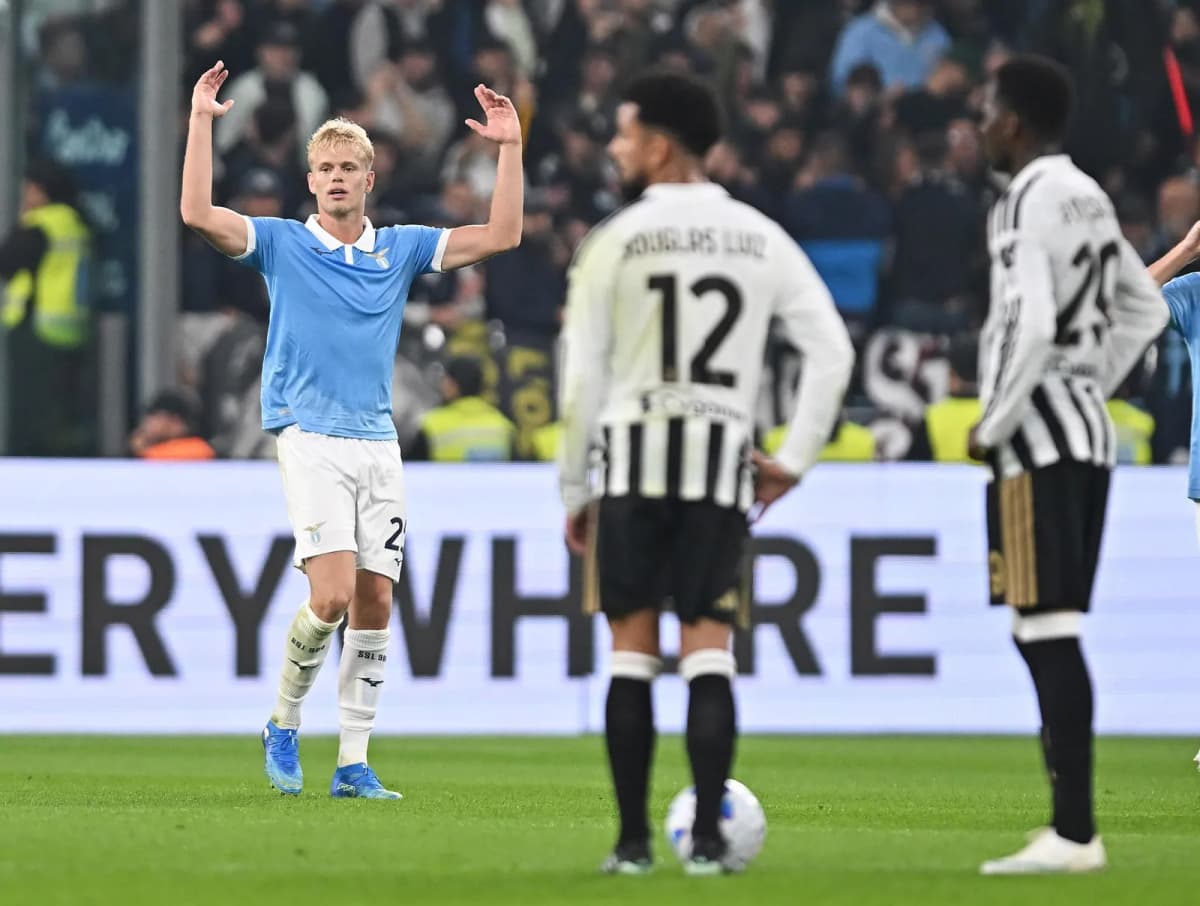 El portero del Lazio Oliver Provstgaard celebra el 0-1 durante el partido de la Serie A que han jugado Juventus FC y SS Lazio en el Allianz Stadium stadium en…