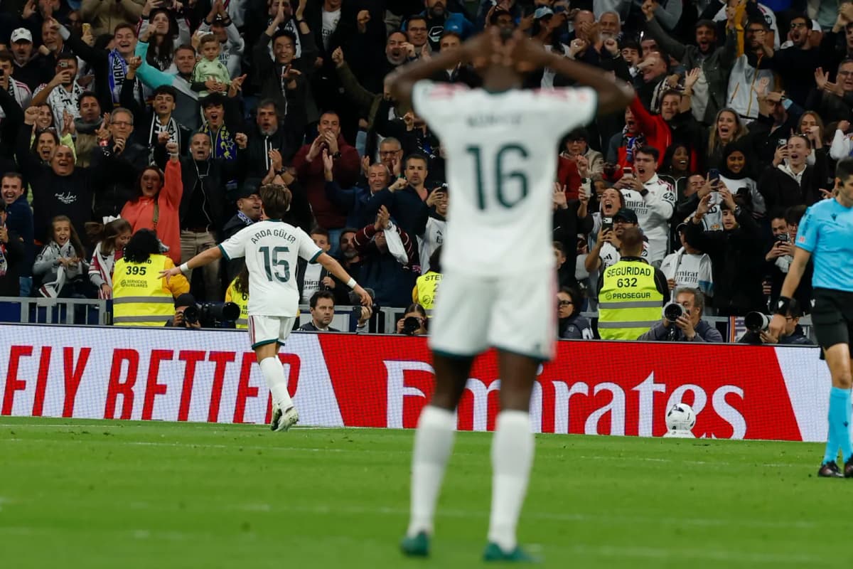 El centrocampista turco del Real Madrid Arda Guler (i) celebra su gol durante el partido de la jornada 9 de LaLiga entre el Real Madrid y el Sevilla FC, este…