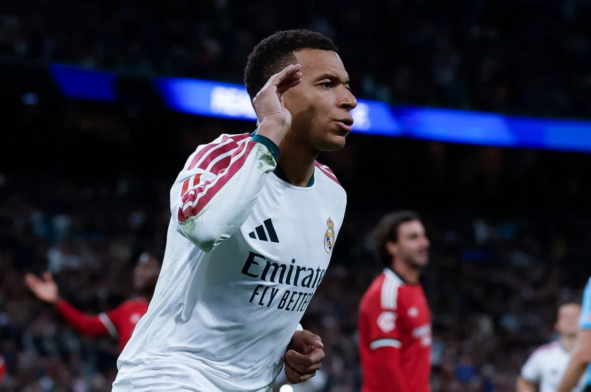 El delantero francés del Real Madrid Kylian Mbappé celebra su segundo gol durante el partido de la jornada 9 de LaLiga entre el Real Madrid y el Sevilla FC,…