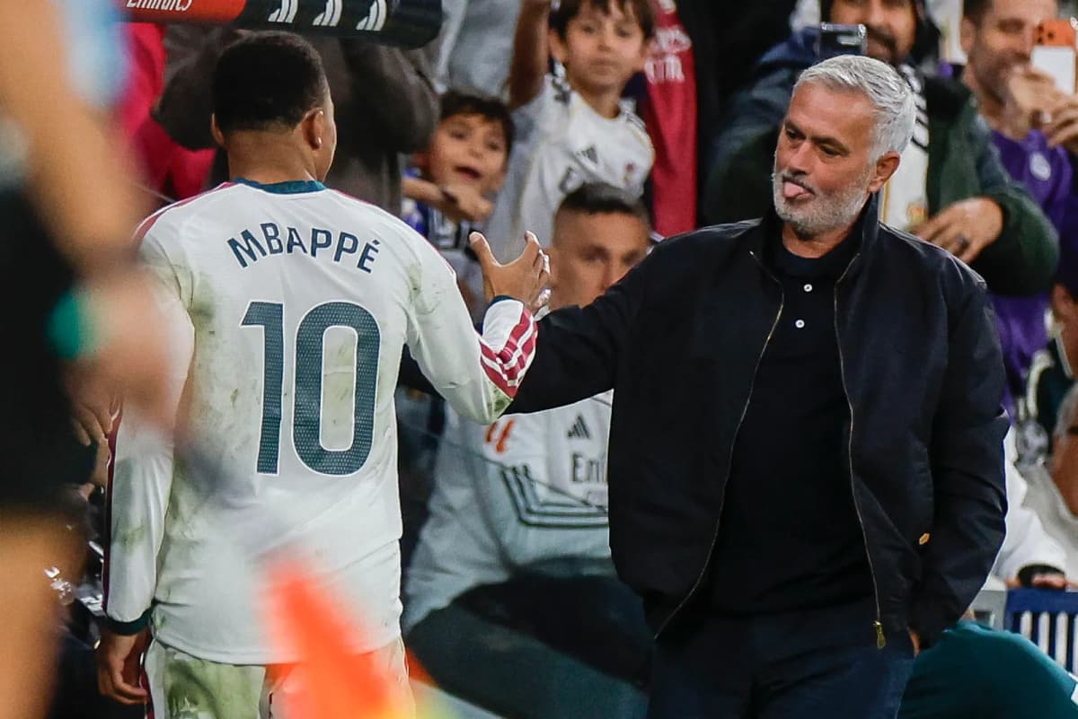 El delantero francés del Real Madrid Kylian Mbappé saluda a José Mourinho tras su cambio durante el partido de la jornada 9 de LaLiga entre el Real Madrid y…