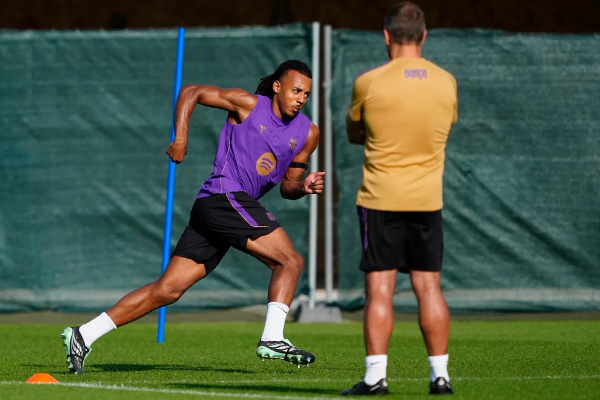 El defensa francés Jules Kounde, baja en la convocatoria del Barcelona para el partido de la Liga de Campeones contra el PSG.