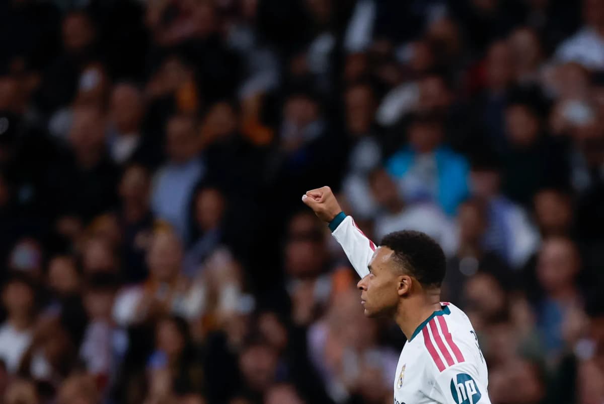 El francés Kylian Mbappé, delantero del Real Madrid, celebra un gol ante el Sevilla en el estadio Santiago Bernabéu.