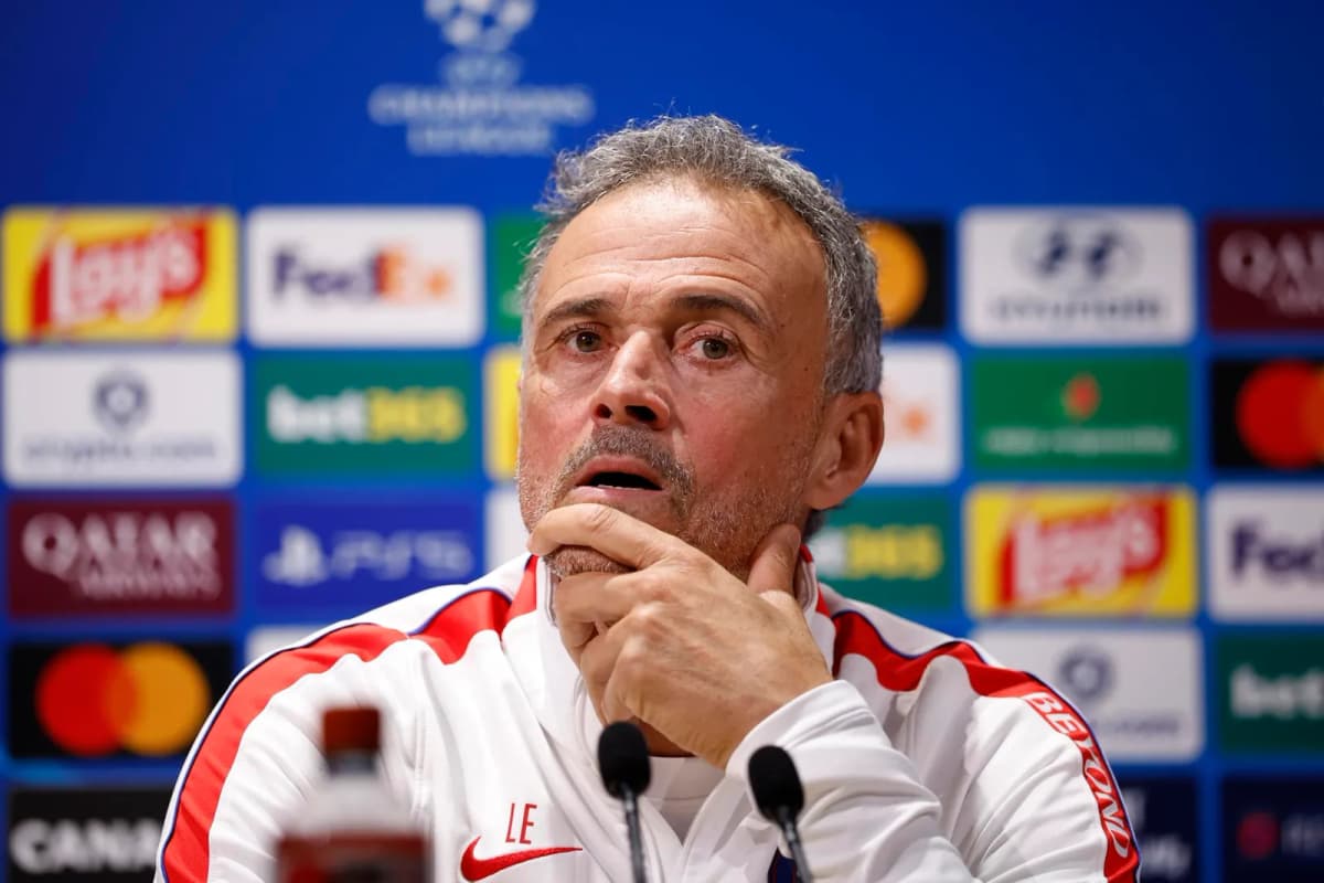 Luis Enrique, técnico español del París Saint-Germain, comparece en rueda de prensa antes del partido de Champions League contra el Barcelona.