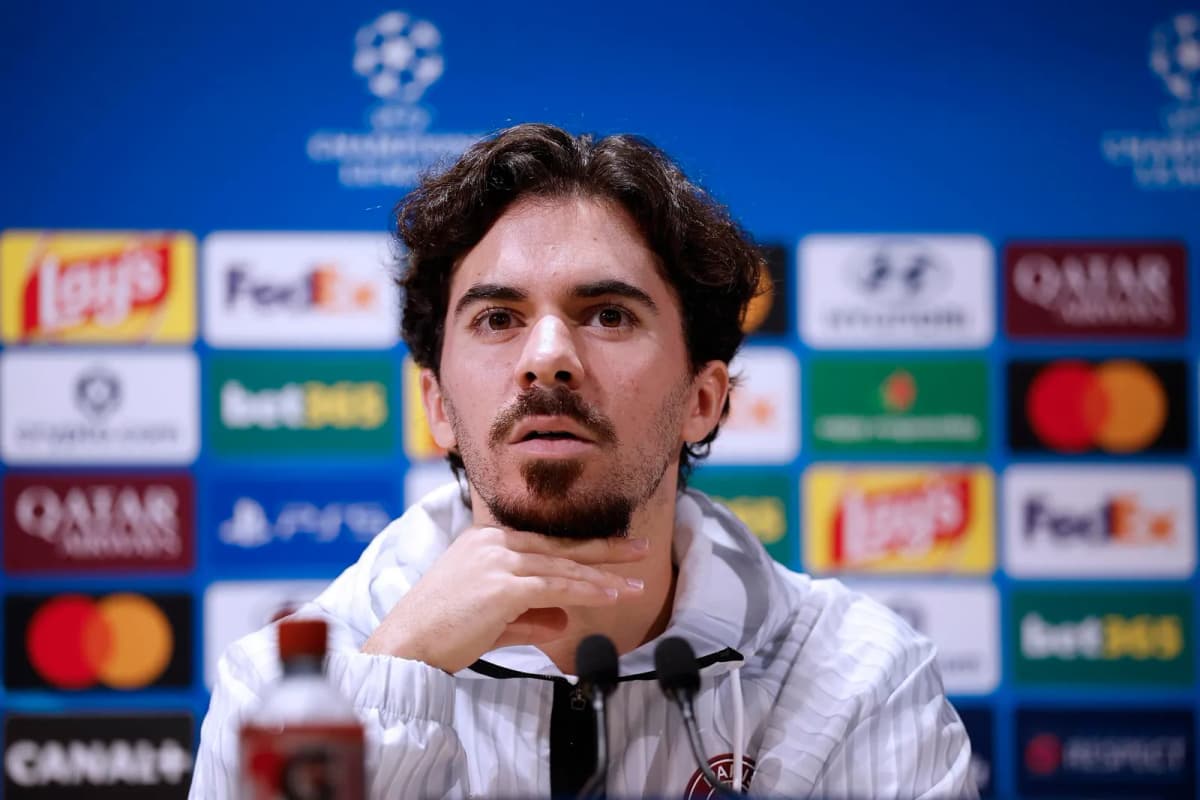 El centrocampista portugués del París Saint-Germain Vitinha durante la rueda de prensa del PSG este lunes, previa al partido de Liga de Campeones ante el FC…