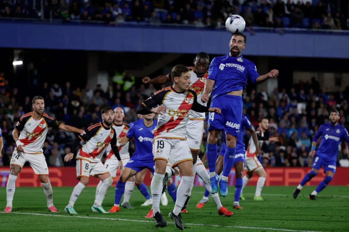 Los jugadores del Getafe celebran el gol de Martín Satriano durante el partido de LaLiga de fútbol que Getafe CF y Rayo Vallecano disputaron en el Coliseum.