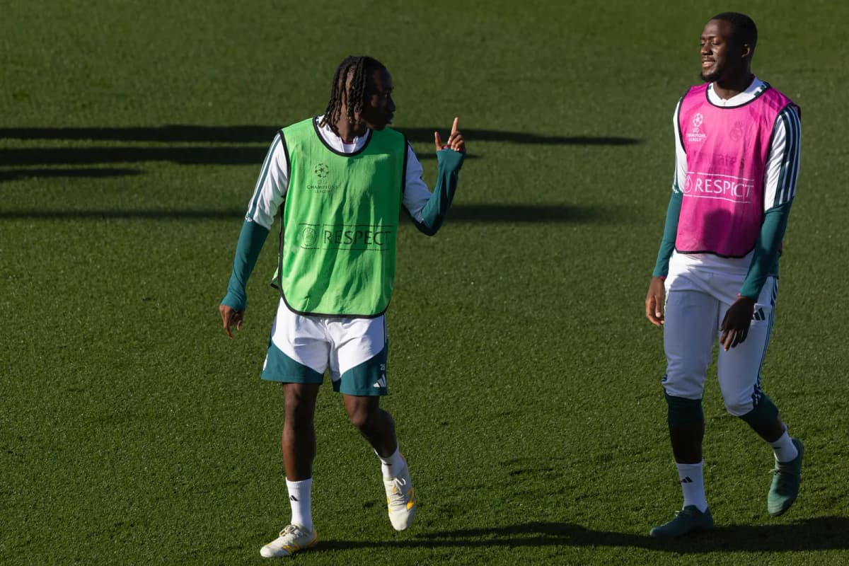 Los jugadores del Real Madrid Yan Diomande (i) e Ibrahima Konaté este martes durante el entrenamiento del equipo, para preparar el partido de Liga de…