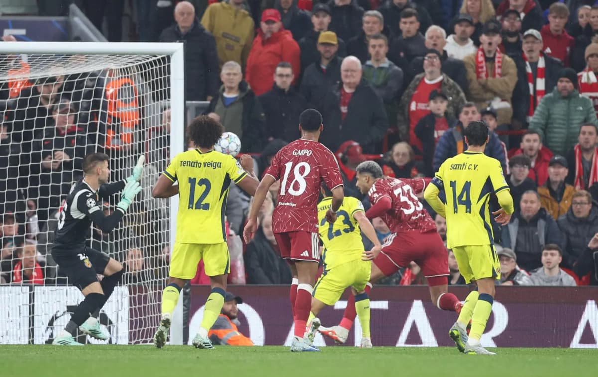 El uruguayo Ronald Araújo celebra su gol con el Liverpool durante el partido de la Liga de Campeones ante el Villarreal en Anfield.