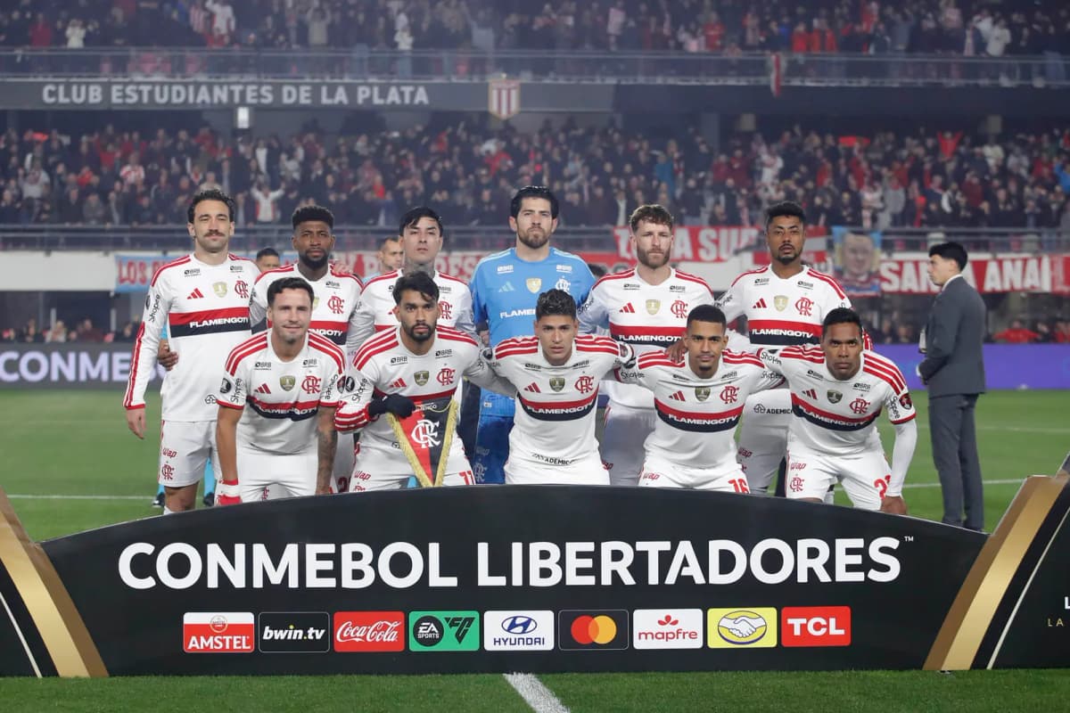 Jugadores de Flamengo forman el pasado jueves antes del partido de ida de la semifinal de la Copa Libertadores ante Estudiantes de La Plata en el estadio…