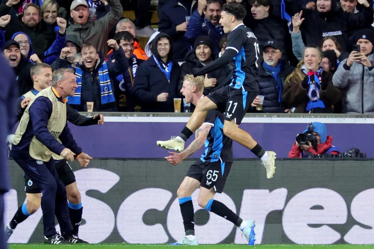 Joaquin Seys celebra con Jan Virgili el segundo gol del Club Brujas frente al Lens en la Liga de Campeones.