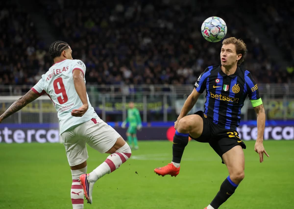 Inter de Milán vs Shakhtar Donetsk: el italiano Nicolò Barella disputa el balón durante el partido de Champions League.
