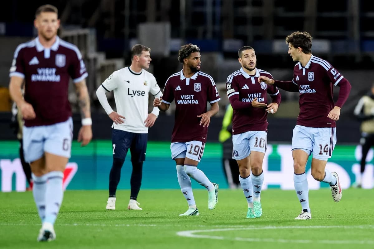 Aston Villa Champions League: el argentino Emi Buendía celebra su gol durante el partido ante el Viking FK en Villa Park.