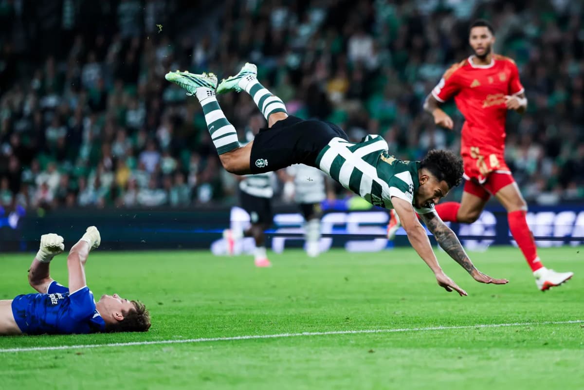 El colombiano Luis Suárez, delantero del Sporting de Portugal, disputa el balón ante el portero del LASK Linz durante un partido de Champions League.