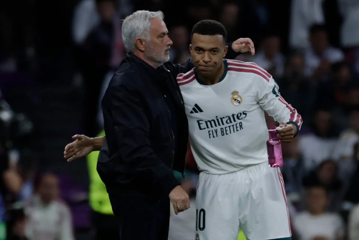 José Mourinho felicita a Kylian Mbappé durante el partido de la Liga de Campeones entre el Real Madrid y el Leipzig en el Santiago Bernabéu.