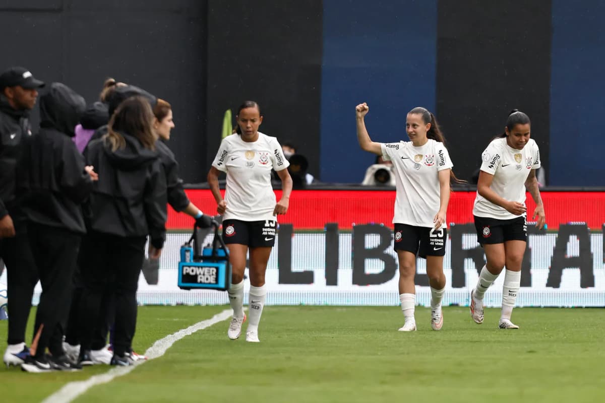 Belen Aquino (2-d), de Corinthians celebra un gol este miércoles en un partido del grupo A de Copa Libertadores Femenina ante Independiente Santa Fe.