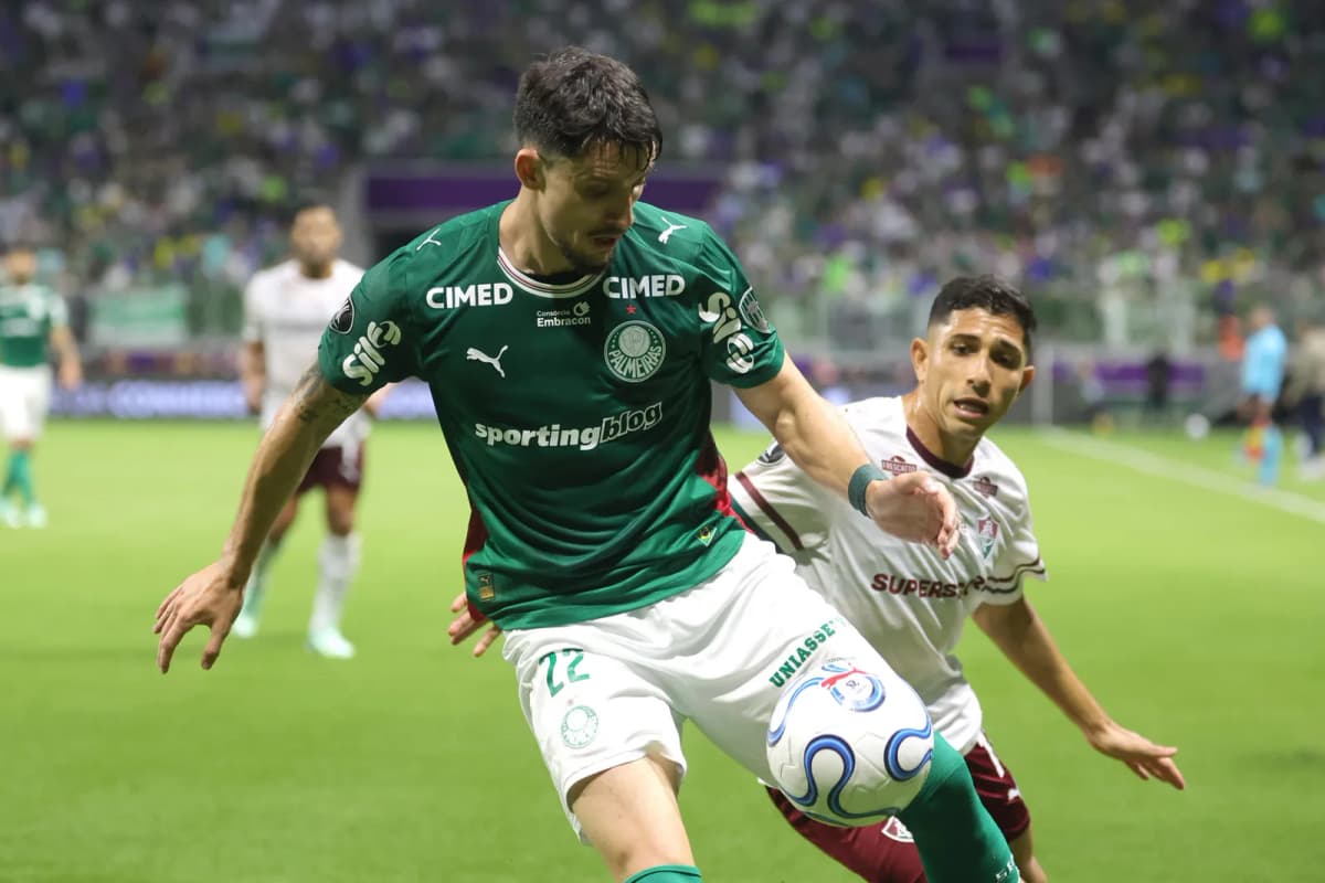 Joaquín Piquerez, de Palmeiras, disputa el balón con Jefferson Savarino, de Fluminense, durante la semifinal de la Copa Libertadores en São Paulo.