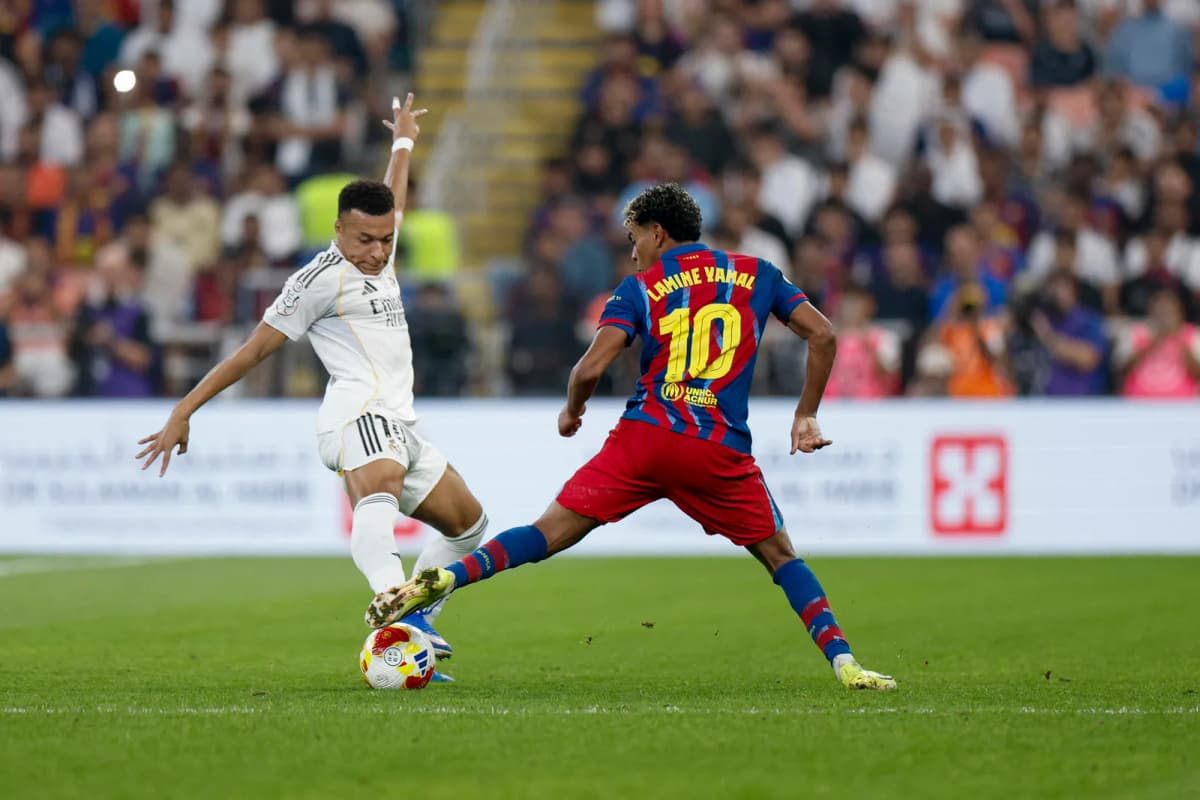 El delantero francés del Real Madrid, Kylian Mbappé, intenta superar al delantero del FC Barcelona, Lamine Yamal, durante el encuentro de la final de la…