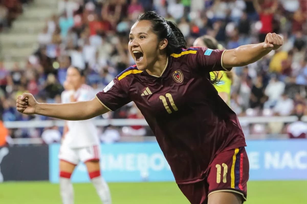 La venezolana Enyerliannys Higuera durante un partido de fútbol femenino, en una imagen de archivo.