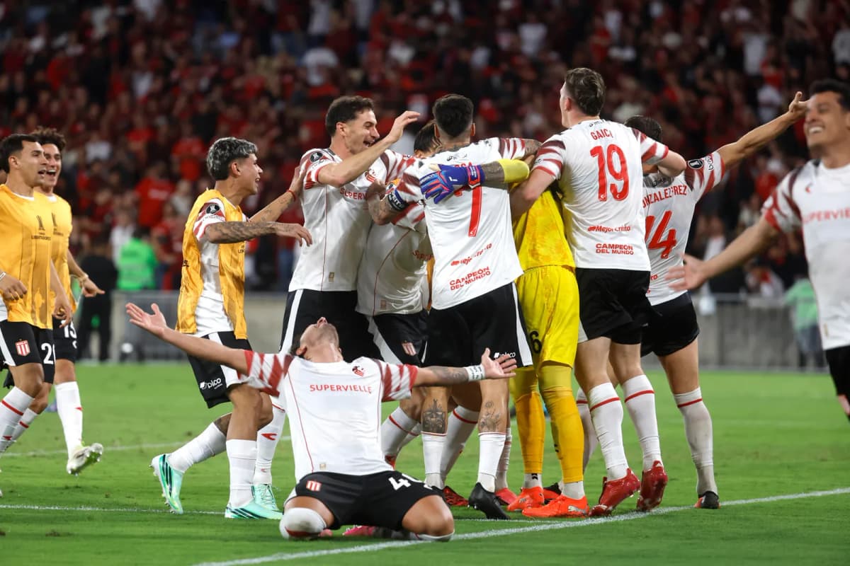 Jugadores de Estudiantes de La Plata celebran la clasificación a la final de la Copa Libertadores tras eliminar a Flamengo en los penaltis.