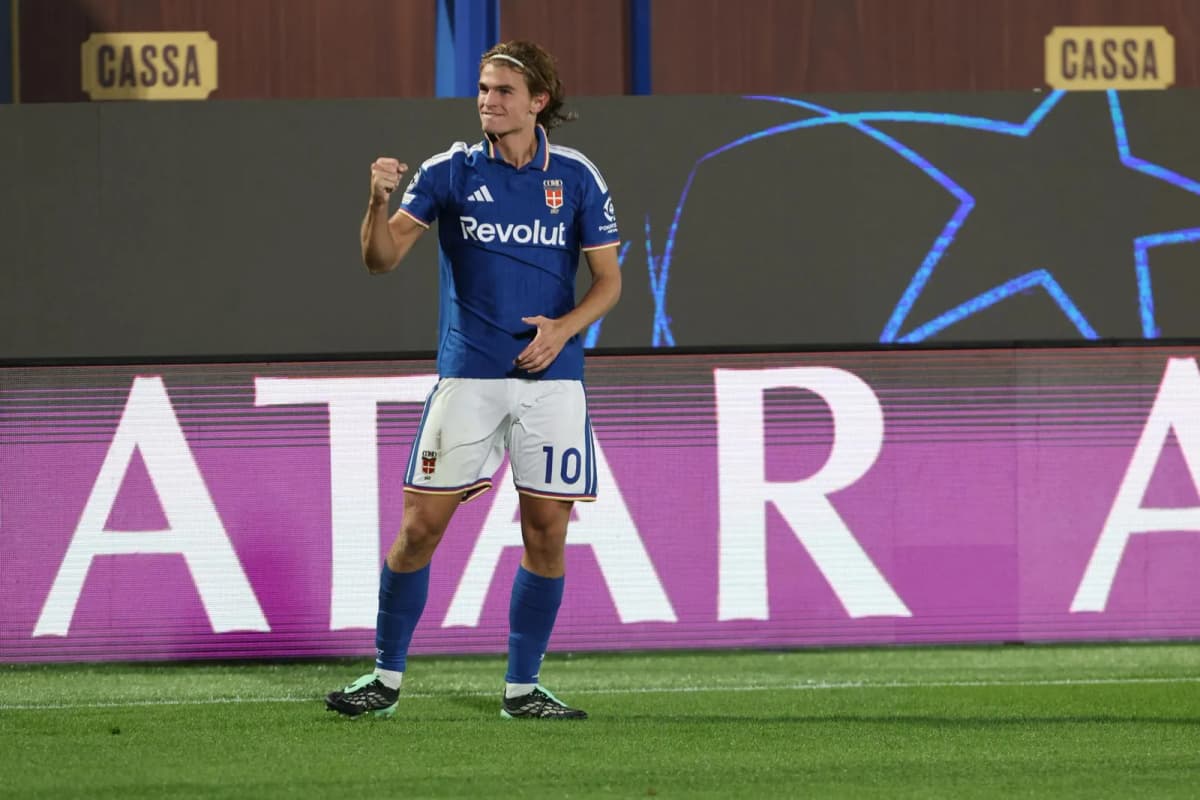 El centrocampista argentino Nico Paz celebra un gol contra el Manchester United, durante el partido de la Liga de Campeones que disputó con el Como en el…