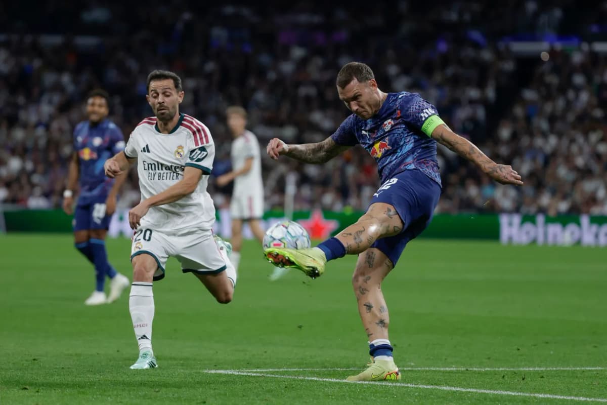 David Raum, (DCH), del RB Leipzig, y Bernardo Silva, del Real Madrid, durante el partido de Liga de Campeones disputado este pasado miércoles en el Bernabeu.