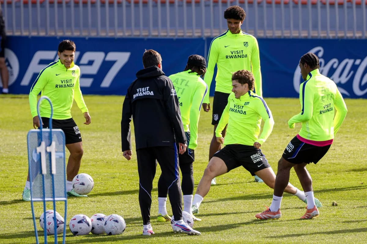 Julián Álvarez, delantero argentino del Atlético de Madrid, participa en un ejercicio durante un entrenamiento del equipo rojiblanco.