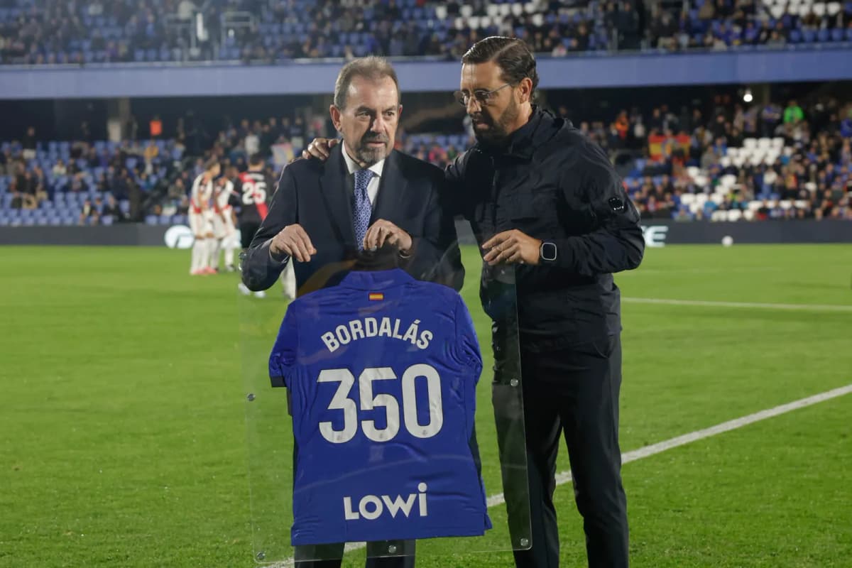 Ángel Torres y el entrenador español José Bordalás, durante un encuentro reciente en el que el presidente del Getafe entregó una camiseta al técnico.