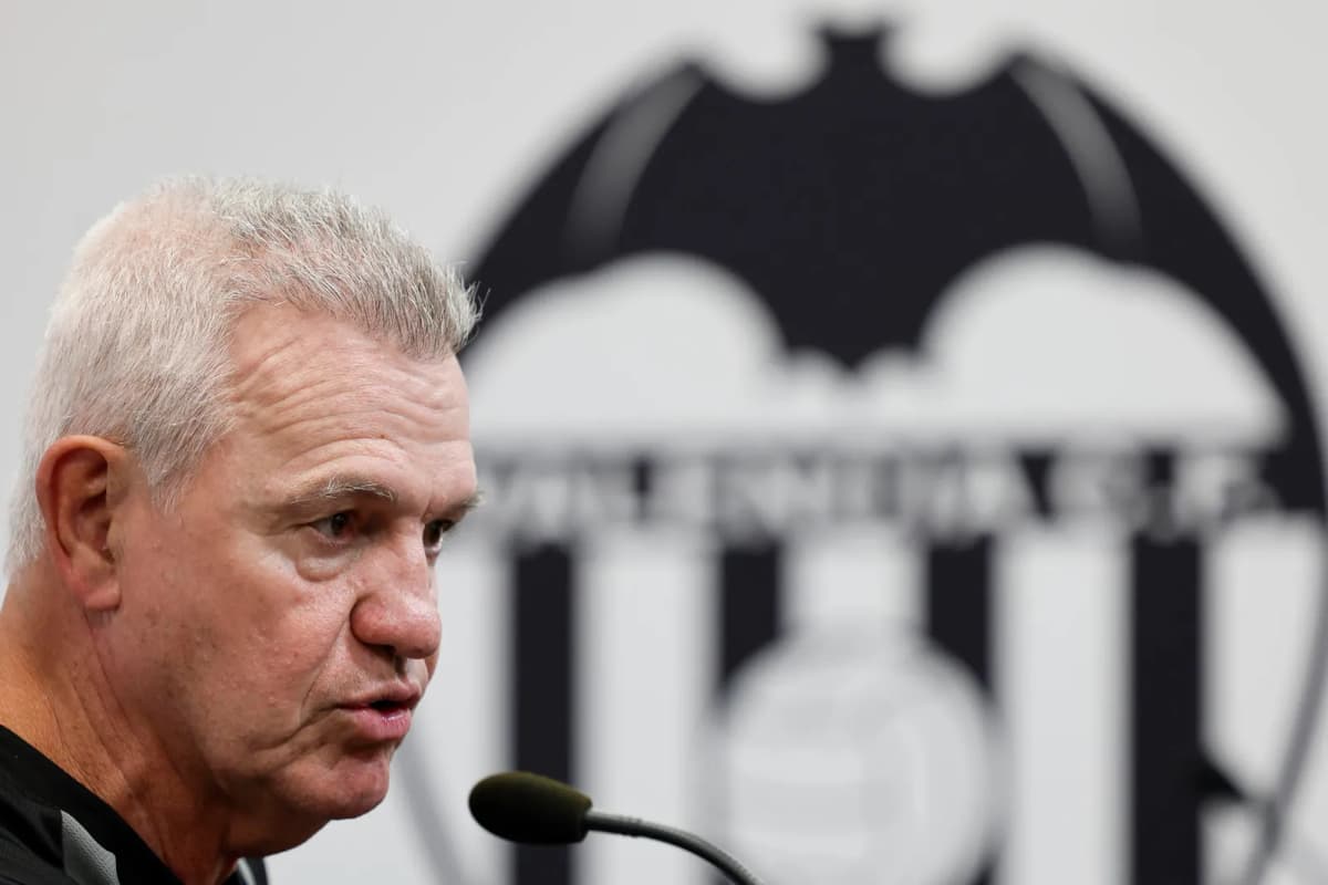 El entrenador mexicano Javier Aguirre, durante una rueda de prensa del Valencia CF, antes del partido ante el Villarreal.