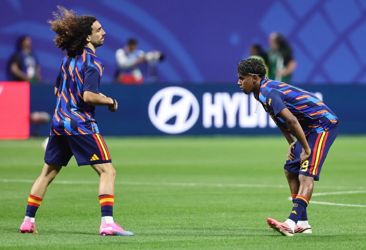Fotografía del pasado 21 de junio, en la que puede verse a los futbolistas del Real Madrid Marc Cucurella (i) y del Barcelona Lamine Yamal (d), durante un…
