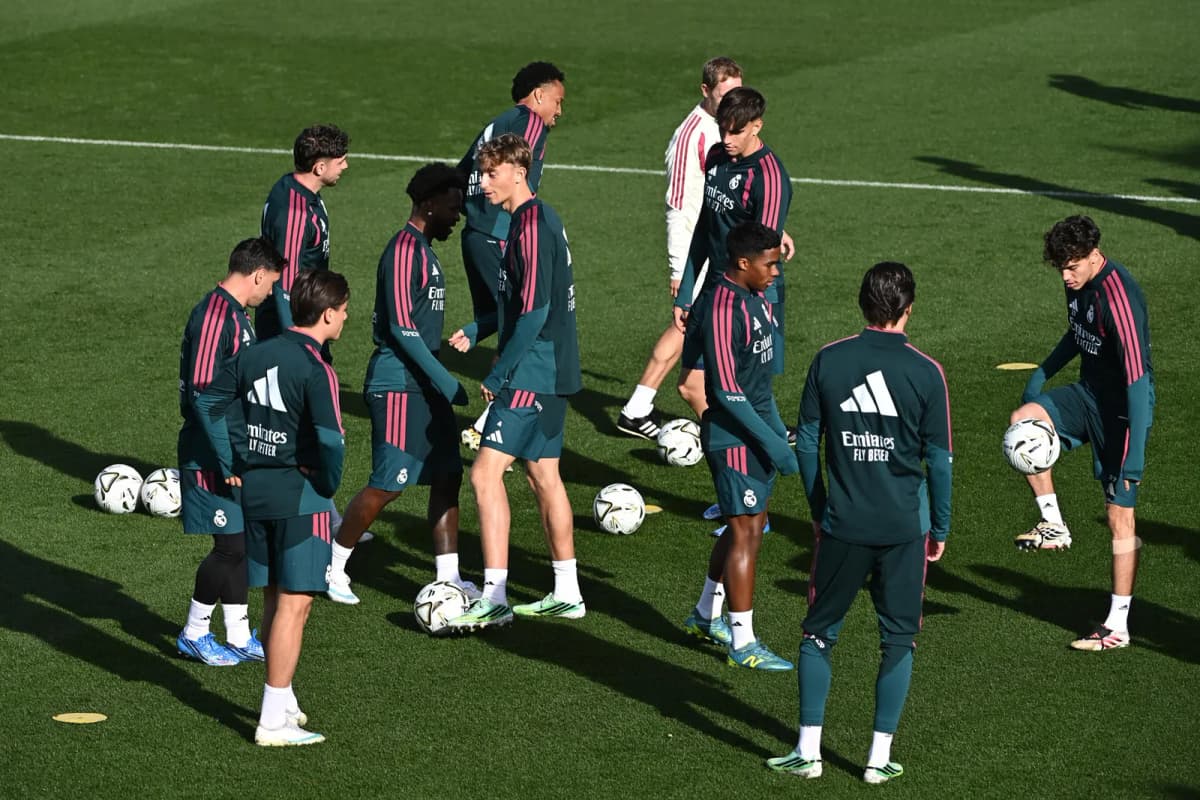 El español Raúl Asencio vuelve al césped durante la preparación del Real Madrid para el clásico contra el Barcelona.