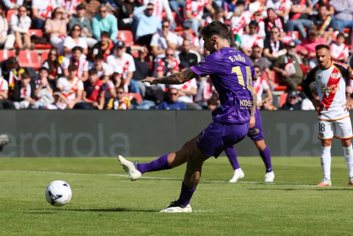El delantero del Elche Fernando Niño marca gol ante el Rayo Vallecano durante el partido de Liga que disputaron Rayo Vallecano y Elche este sábado en el…