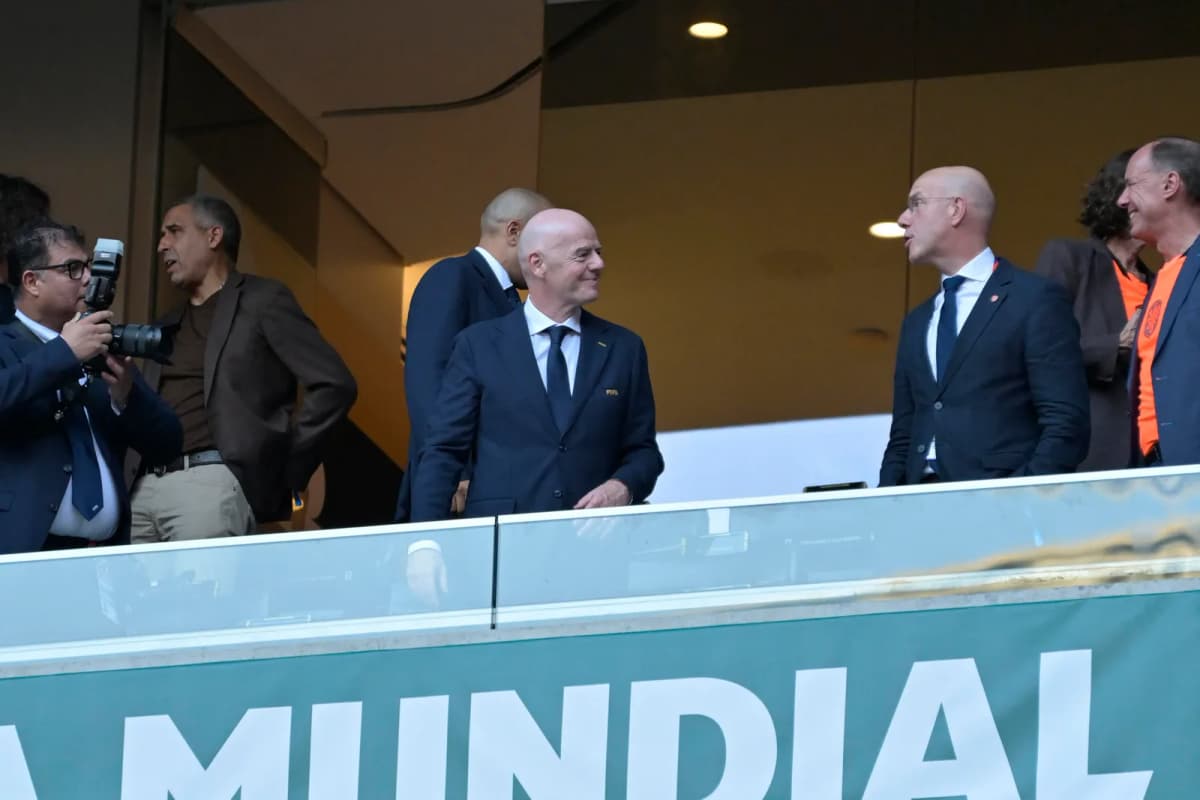 Fotografía del pasado 29 de junio, en la que puede verse al presidente de la FIFA, Gianni Infantino (c), durante un partido del Mundial de Estados Unidos,…