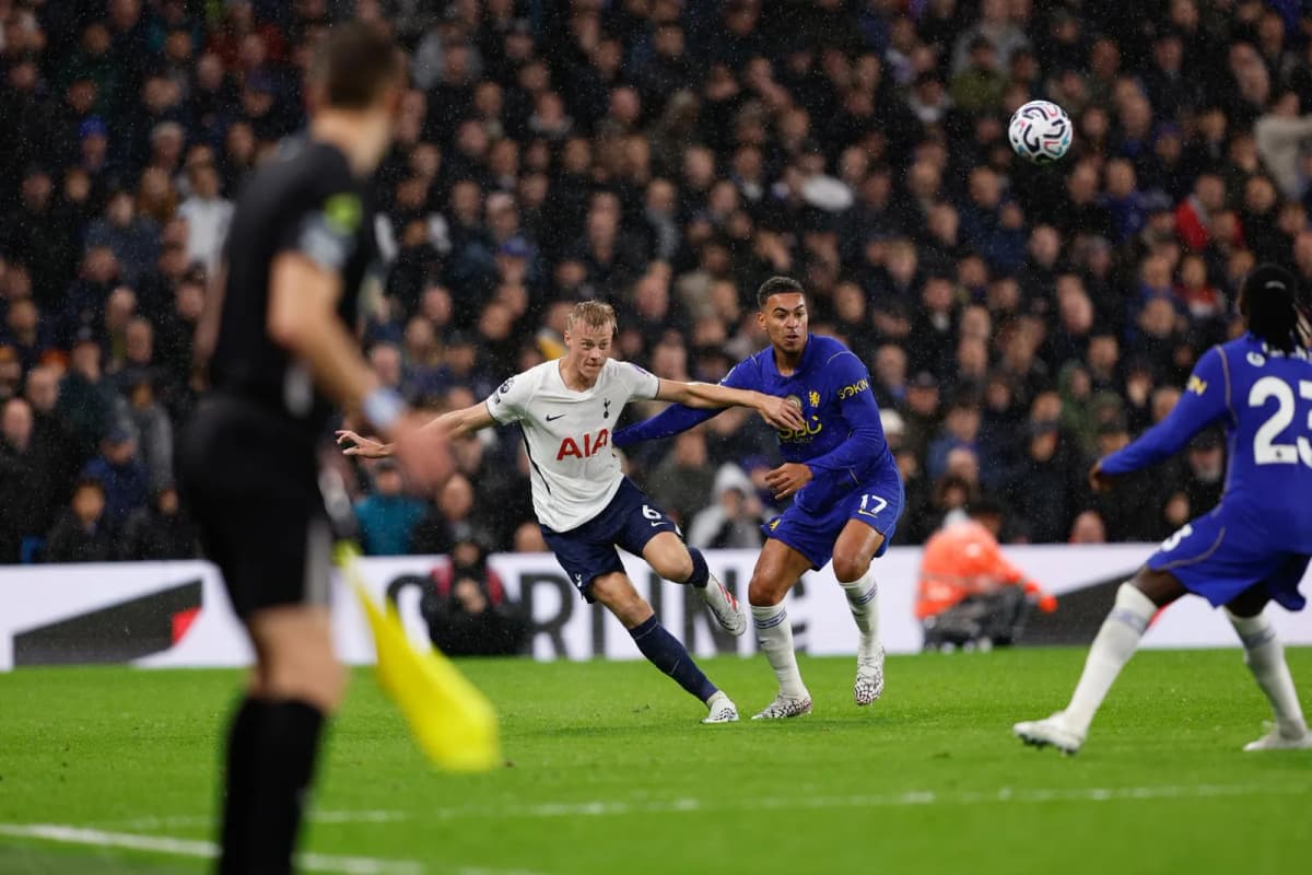 Derrota del Chelsea ante Tottenham: Mike Penders, portero del Chelsea, durante el partido de la Premier League en Stamford Bridge.