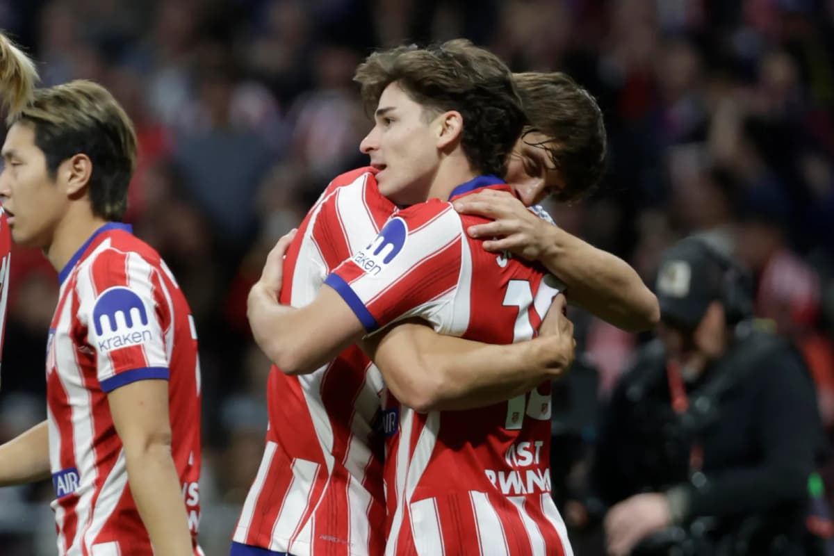 El argentino Julián Álvarez celebra su gol con el Atlético de Madrid frente al Deportivo en el estadio Metropolitano.