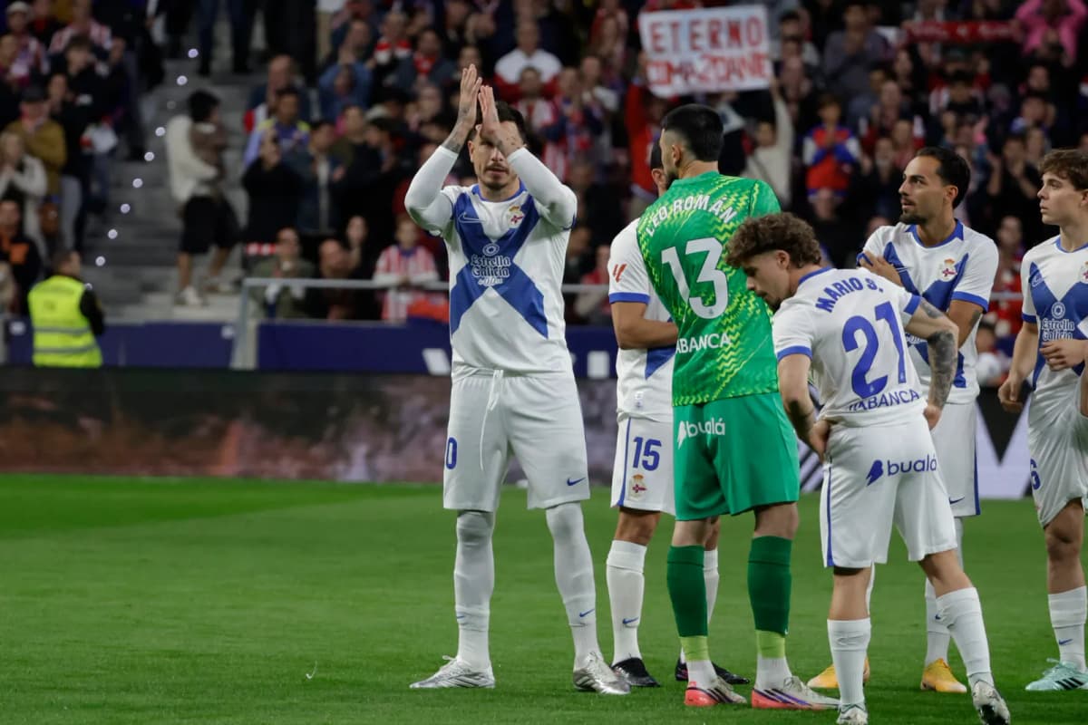 El uruguayo José María Giménez recibe el cariño de la afición del Atlético de Madrid en su regreso al Metropolitano como jugador del Deportivo de La Coruña.