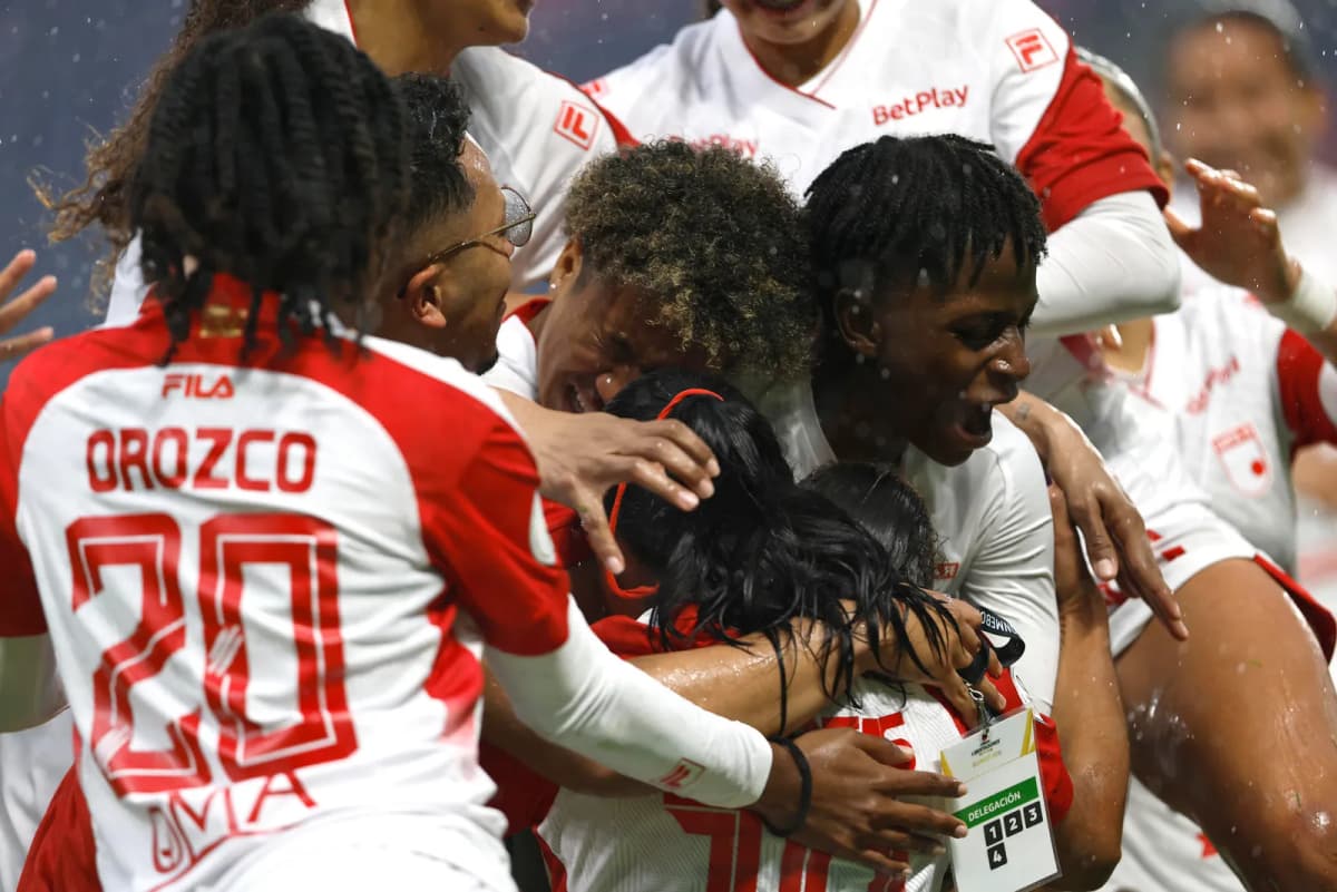 Jugadoras de Independiente Santa Fe celebran al vencer a Palmeiras en la serie de penaltis de los cuartos de final de Copa Libertadores Femenina en el estadio…