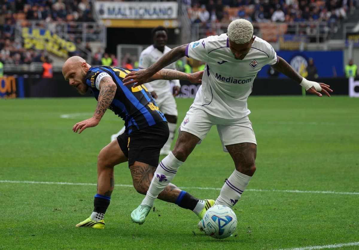 El jugador del Fiorentina Álex Jimenez (d) y el del Inter Federico Dimarco, durante el partido disputado este domingo en la Serie A italiana.