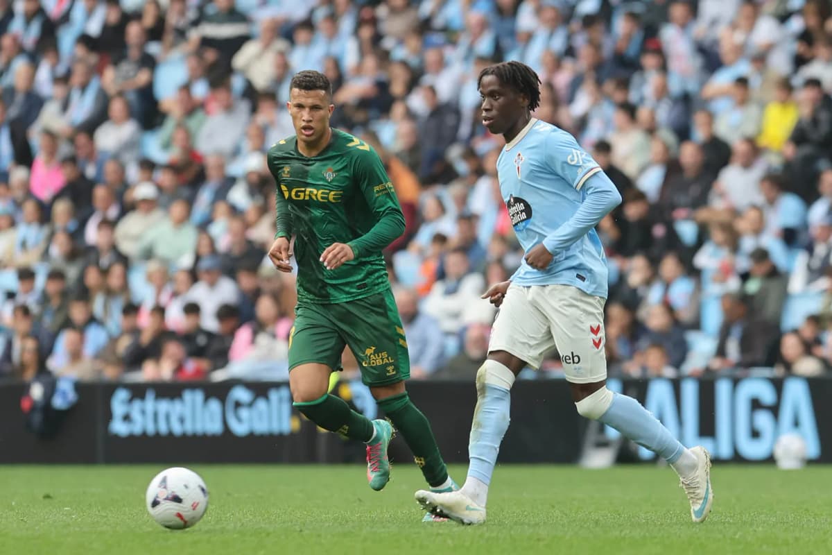 El centrocampista del Celta Ilaix Moriba (d) pugna por un balón con el delantero colombiano del Betis Nelson Deossa en el partido de LaLiga disputado en el…