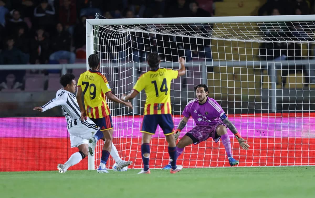 El jugador del FC Juventus Weston McKennie (I) logra un gol durante el partido de la Serie A que han jugado US Lecce y Juventus FC en el Via Del Mare stadium…
