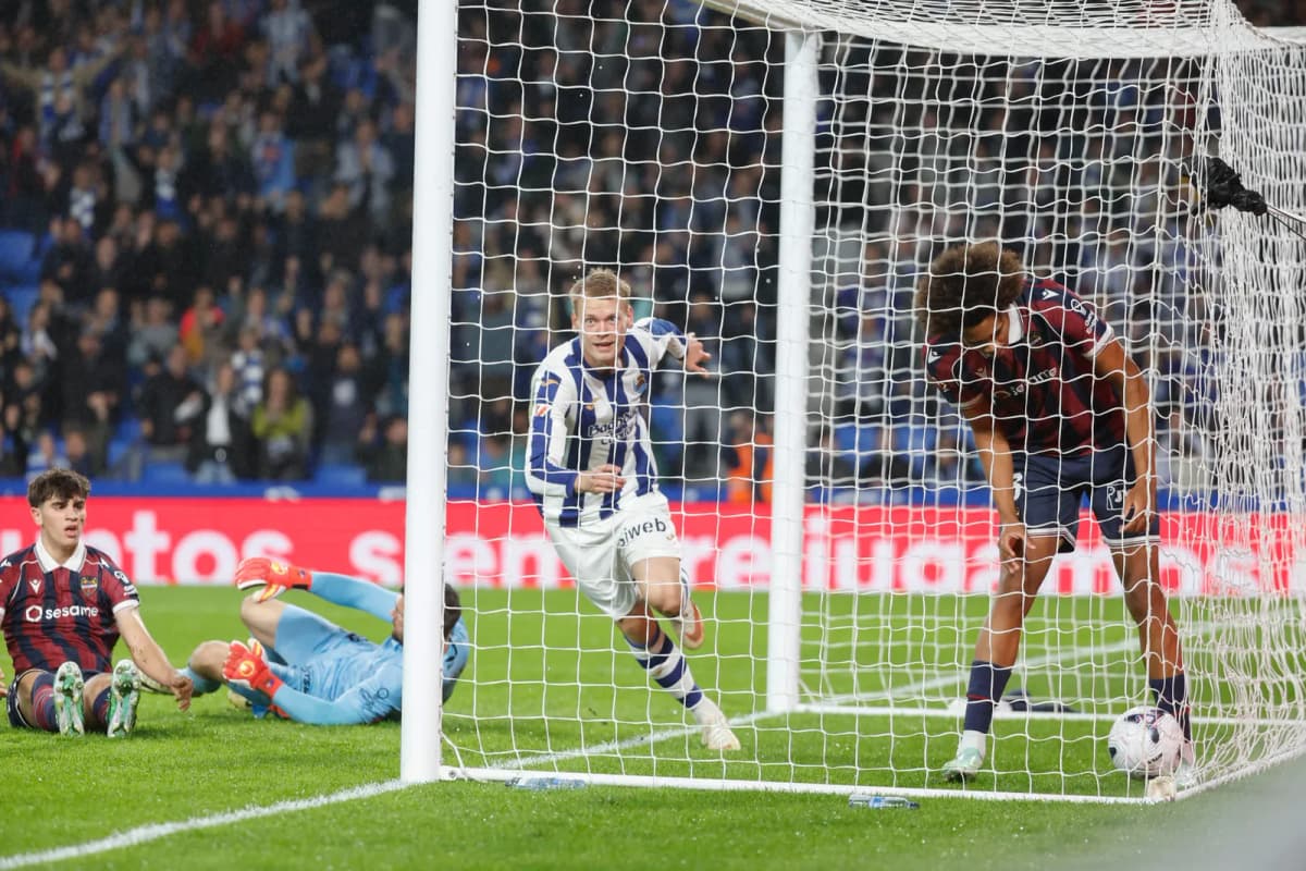 La Real Sociedad celebra su victoria 2-1 ante el Levante, con goles de Orri Óskarsson y Beñat Turrientes en Anoeta.