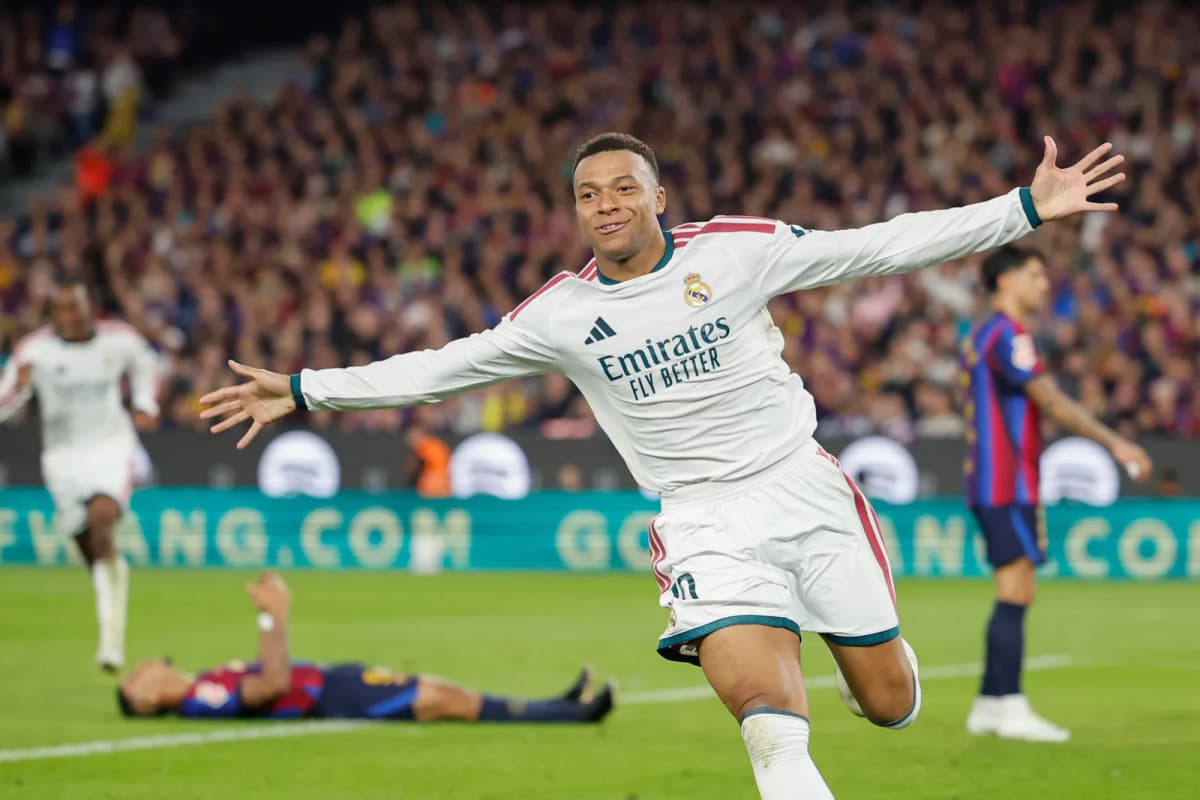 El francés Kylian Mbappé celebra un gol del Real Madrid durante el clásico ante el Barcelona en el Spotify Camp Nou.