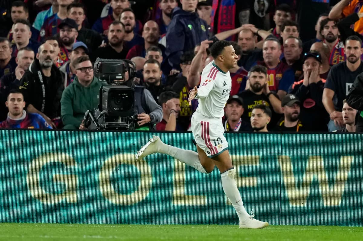 El brasileño Raphinha, del Barcelona, lidera la clasificación de goleadores de LaLiga con 13 tantos, por delante del francés Kylian Mbappé.