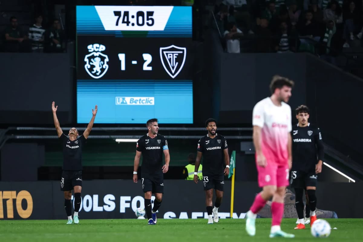 El jugador del Academico de Viseu Joao Guilherme celebra un gol durante el partido de la Liga Portuguesa jugado en el Jose Alvalade stadium en Lisboa, Portugal.