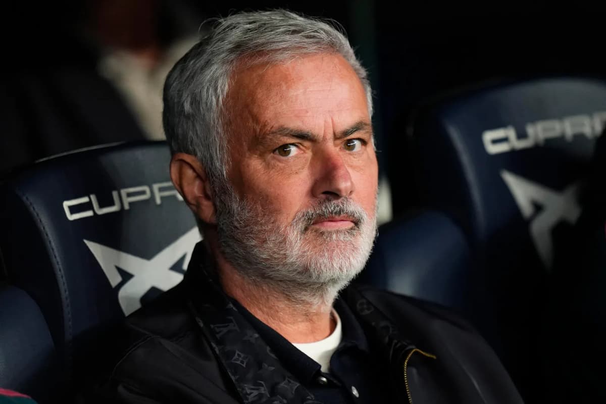El técnico portugués del Real Madrid, José Mourinho, durante el encuentro de Laliga EA Sports que disputaron FC Barcelona y Real Madrid en el estadio del Camp…