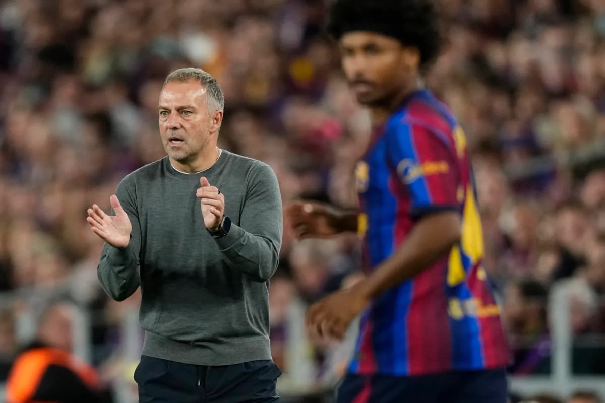 El técnico alemán del FC Barcelona, Hansi Flick, durante el encuentro de Laliga EA Sports que disputaron FC Barcelona y Real Madrid en el estadio del Camp…
