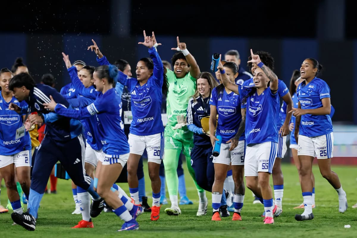 Cruzeiro celebra su victoria ante Libertad y la clasificación a semifinales de la Copa Libertadores femenina.