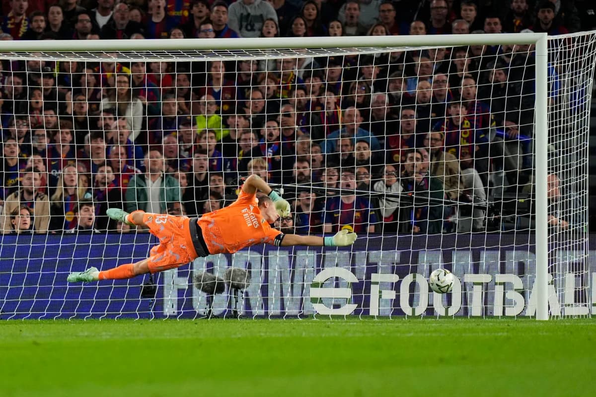 El ucraniano Andriy Lunin, portero del Real Madrid, durante un partido de LaLiga ante el Barcelona.