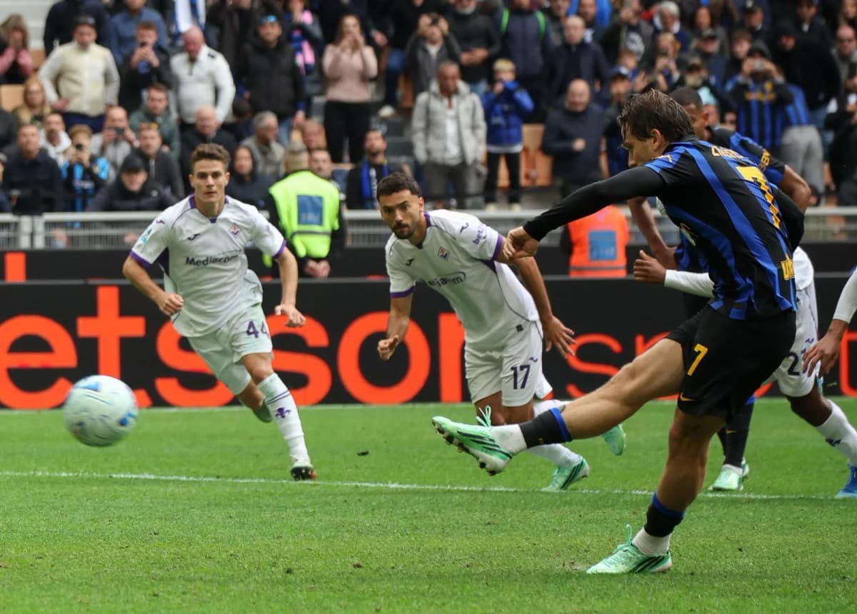 Piotr Zielinski celebra su gol con el Inter de Milán frente a la Fiorentina durante la octava jornada de la Serie A italiana.