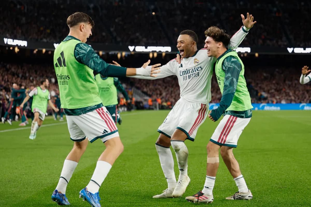 El francés Kylian Mbappé celebra uno de sus goles con el Real Madrid durante el clásico ante el Barcelona en LaLiga.