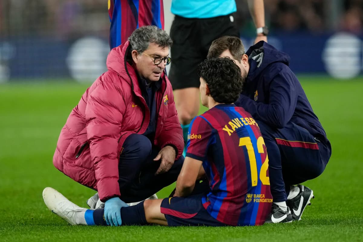 Xavi Espart, defensa del Barcelona, recibe atención médica tras lesionarse el tobillo derecho durante el clásico contra el Real Madrid.