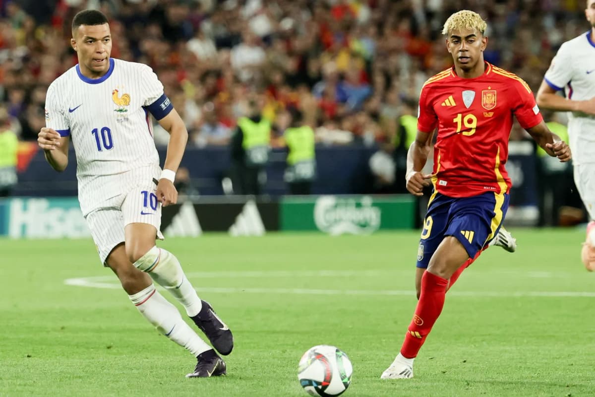 El español Lamine Yamal y el francés Kylian Mbappe en foto de archivo de RONALD WITTEK. EFE